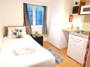 F22-Compact 4th Flr Studio fits 1- Near Paddington Station